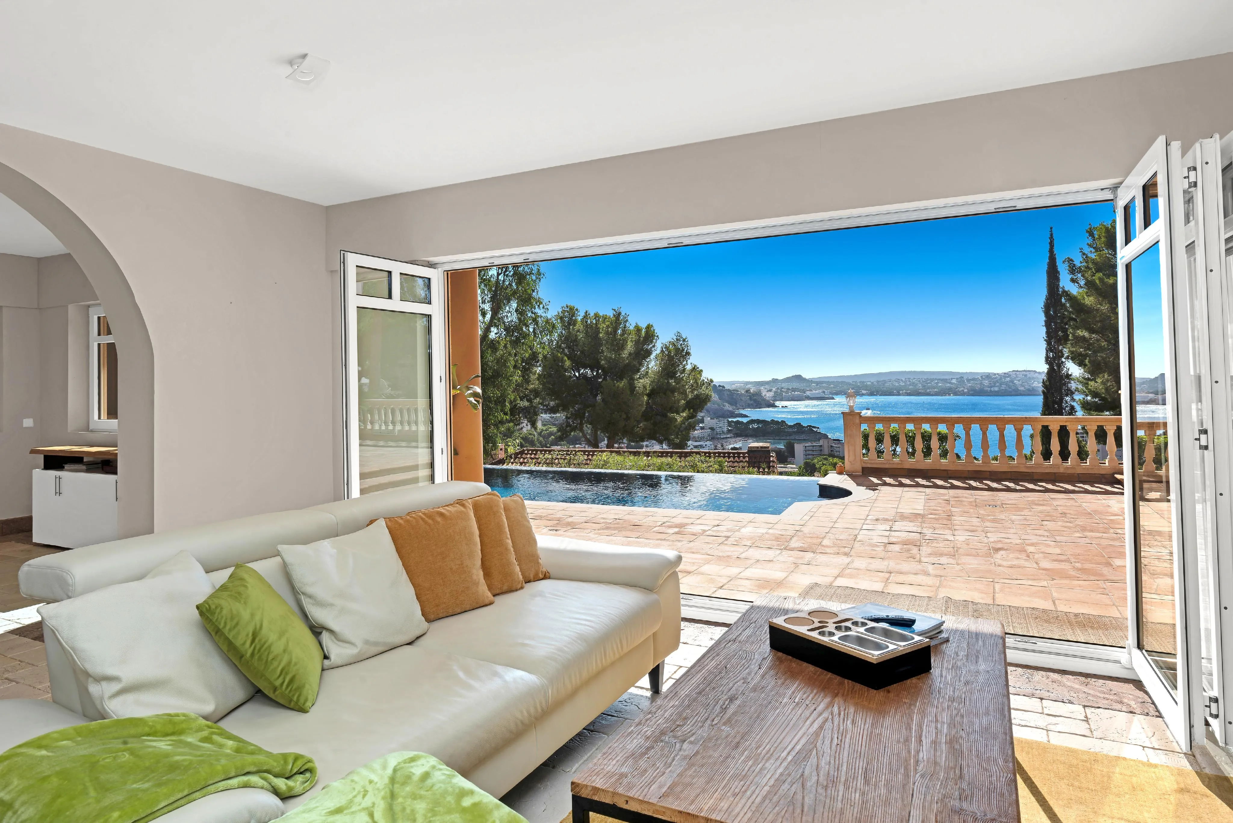 Mediterrane villa met zeezicht op een verhoogde locatie in Paguera-7