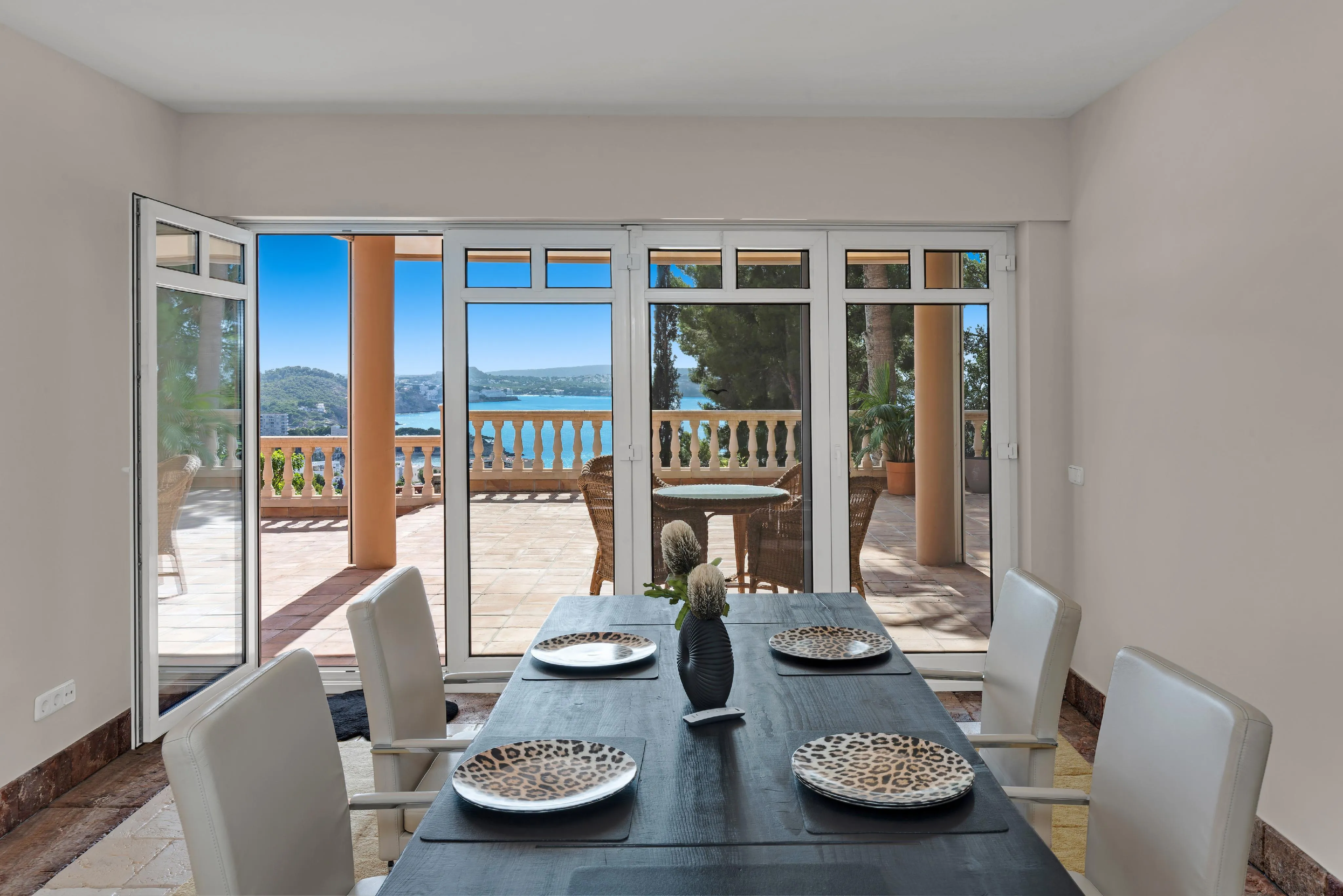 Mediterrane villa met zeezicht op een verhoogde locatie in Paguera-11