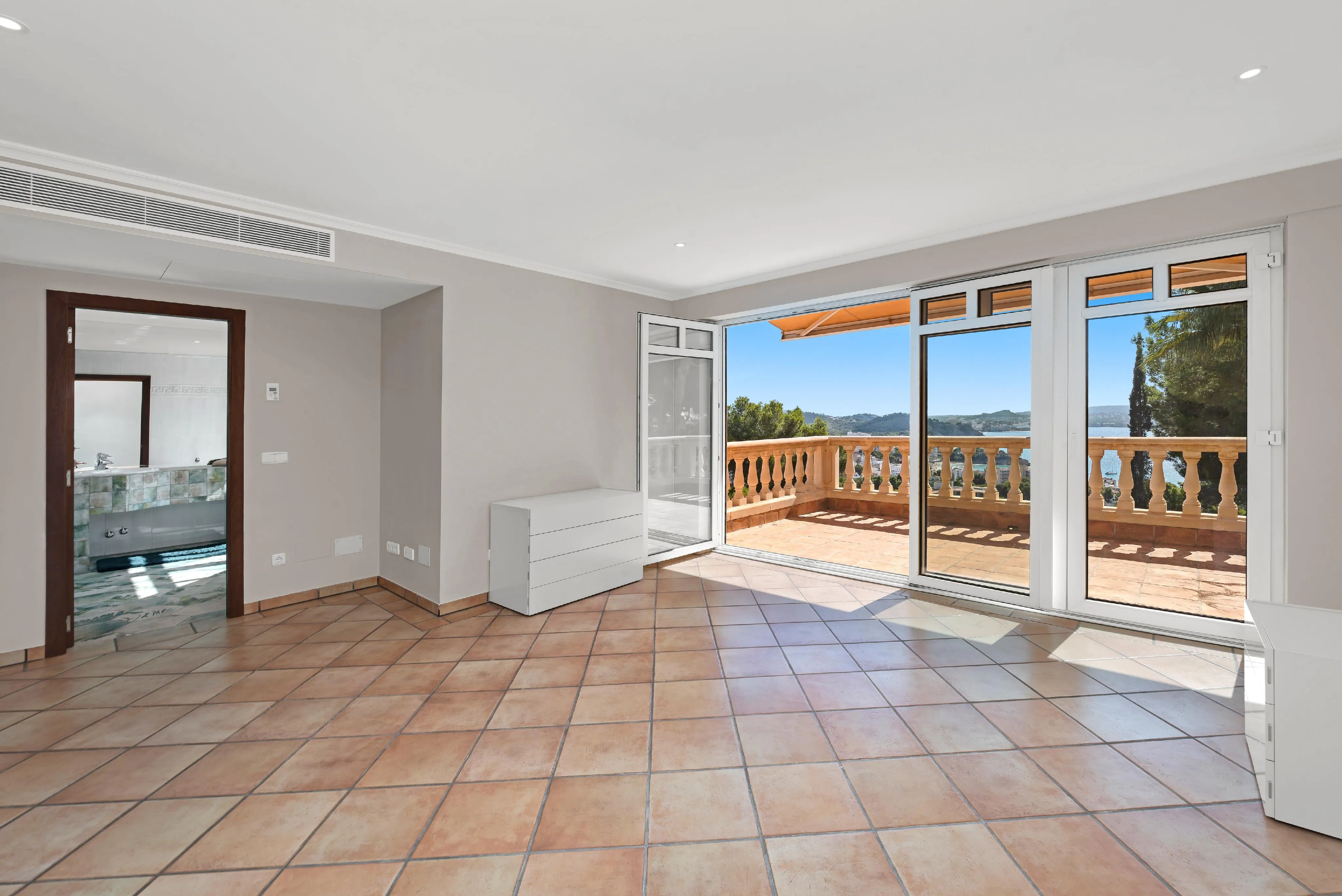 Mediterrane villa met zeezicht op een verhoogde locatie in Paguera-19