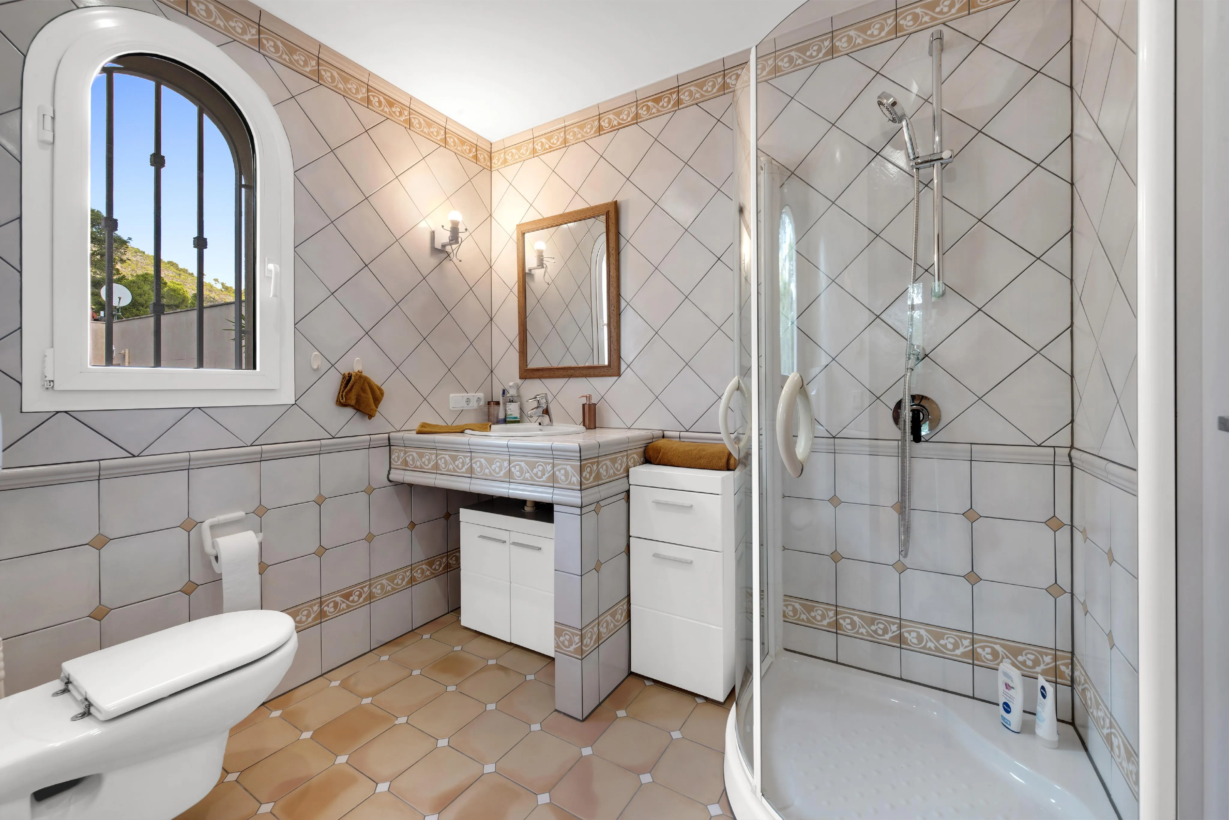 Mediterrane villa met zeezicht op een verhoogde locatie in Paguera-23