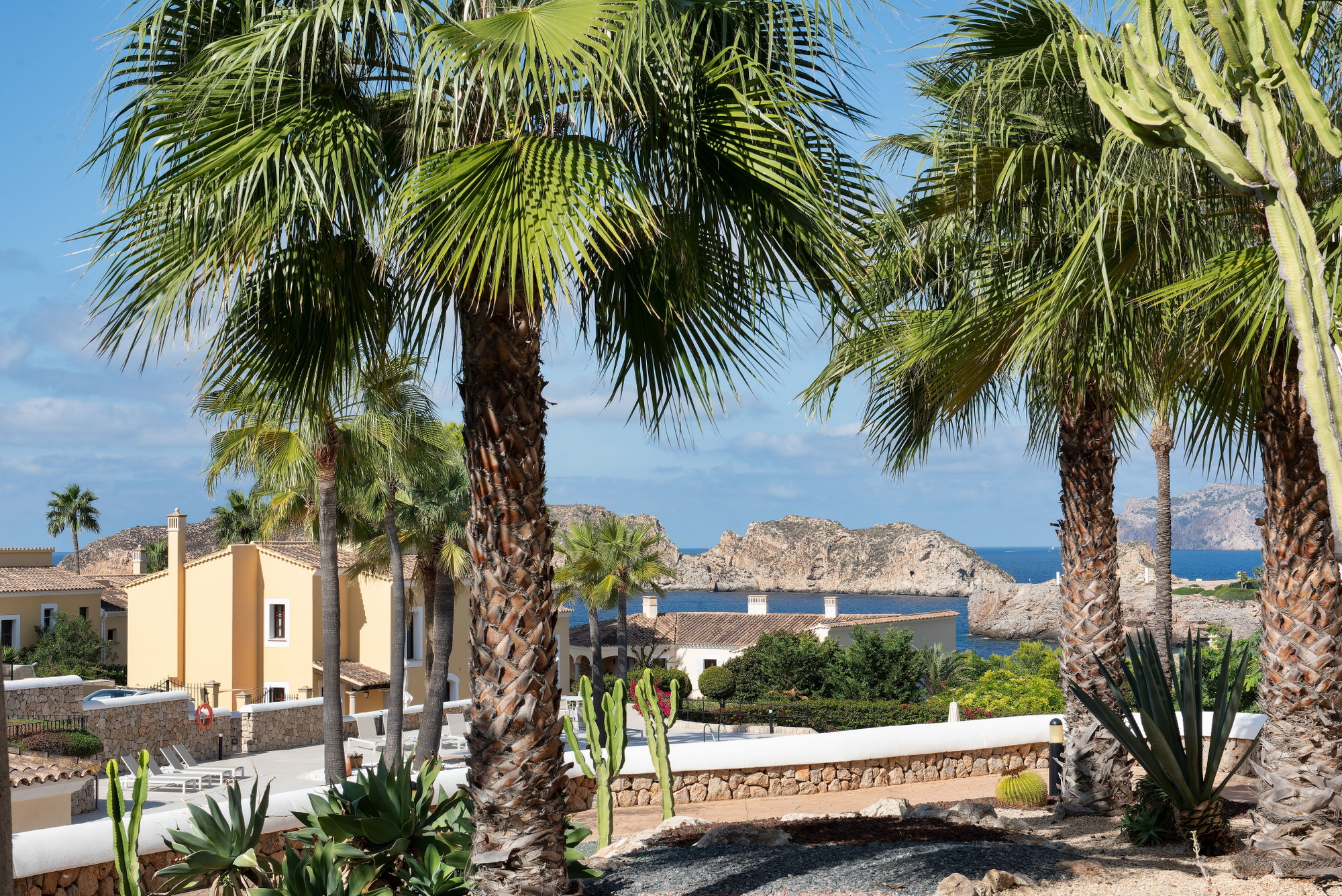 Apartamento de alta calidad, completamente renovado, con jardín y orientación suroeste en Nova Santa Ponsa