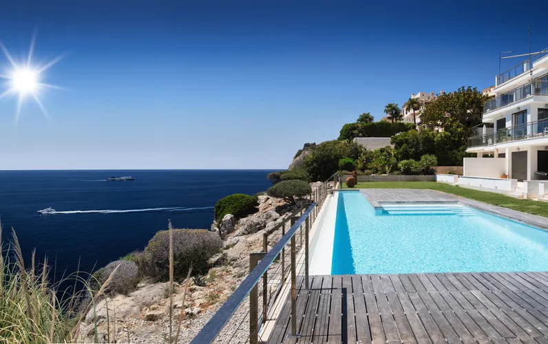 Penthouse moderne avec vue spectaculaire à 360° sur la mer