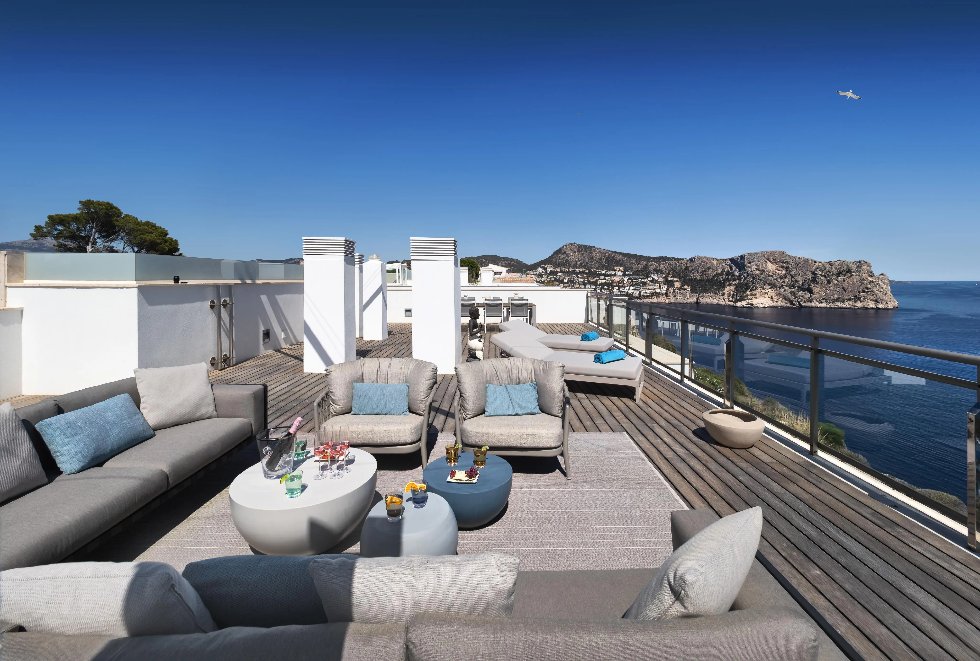 Modern penthouse with spectacular 360° sea views-8