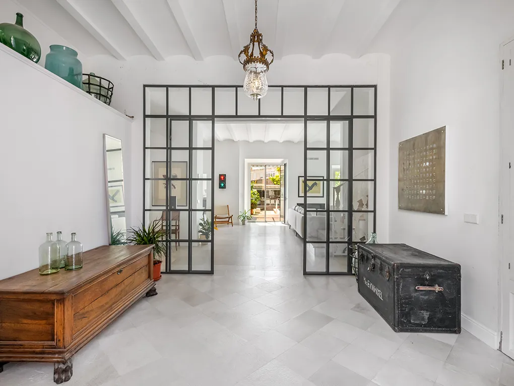 Espectacular casa de primera clase con jardín y piscina-4