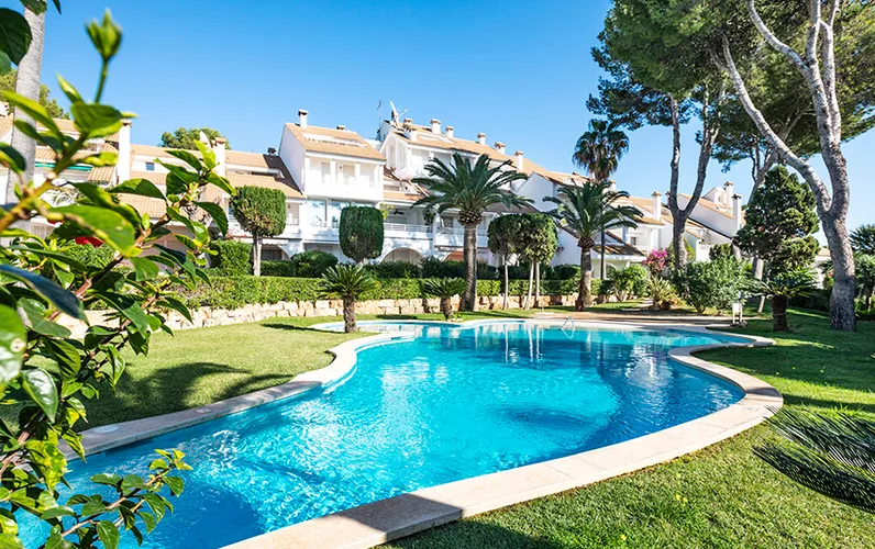 Casa adosada en una exclusiva comunidad mediterránea en primera línea de mar