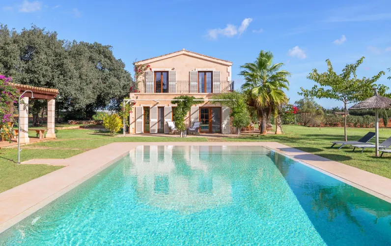 Impresionante casa de campo con piscina cerca de Llubi