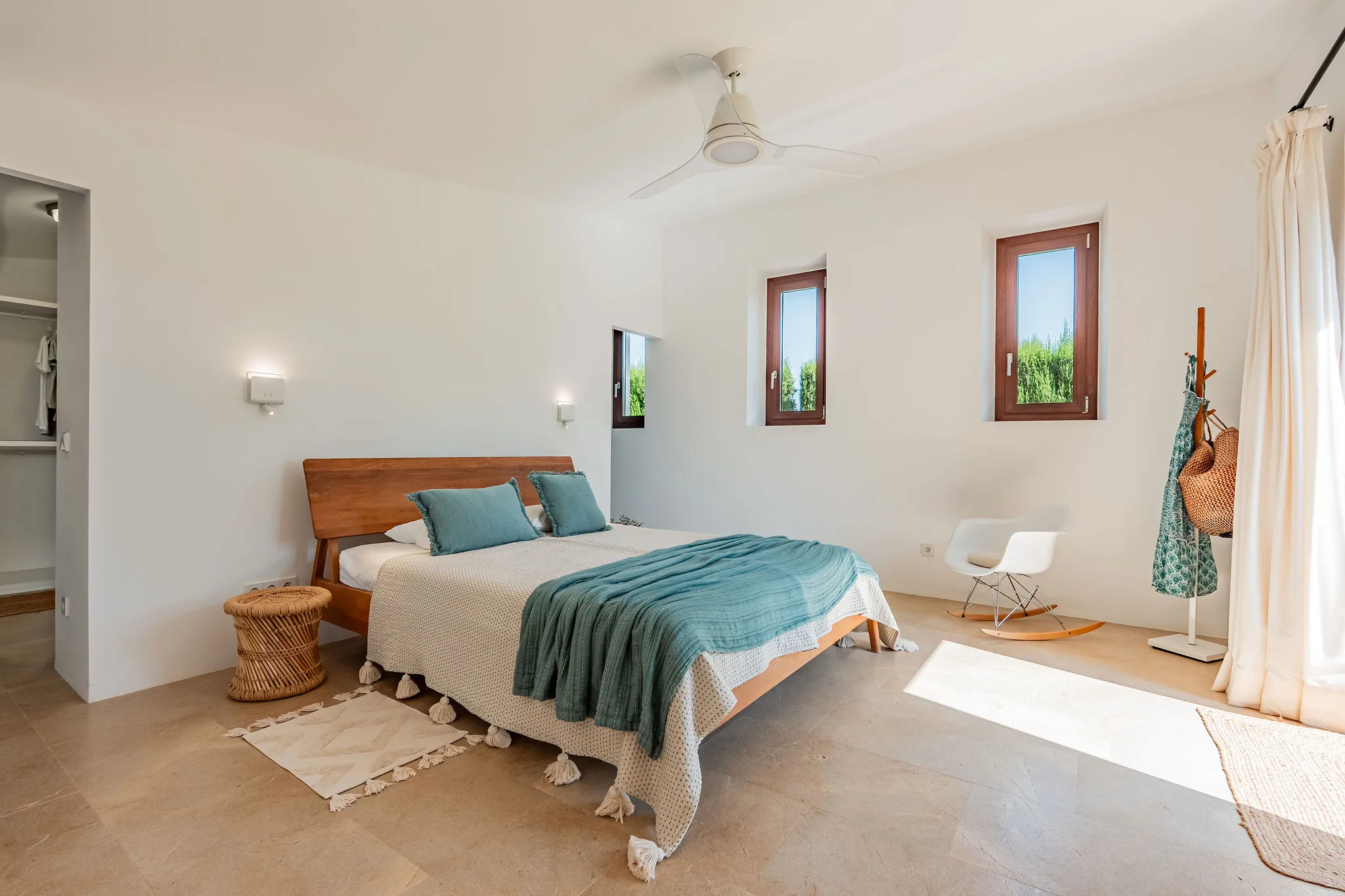 Stijlvolle natuurstenen finca met uitzicht op zee-8