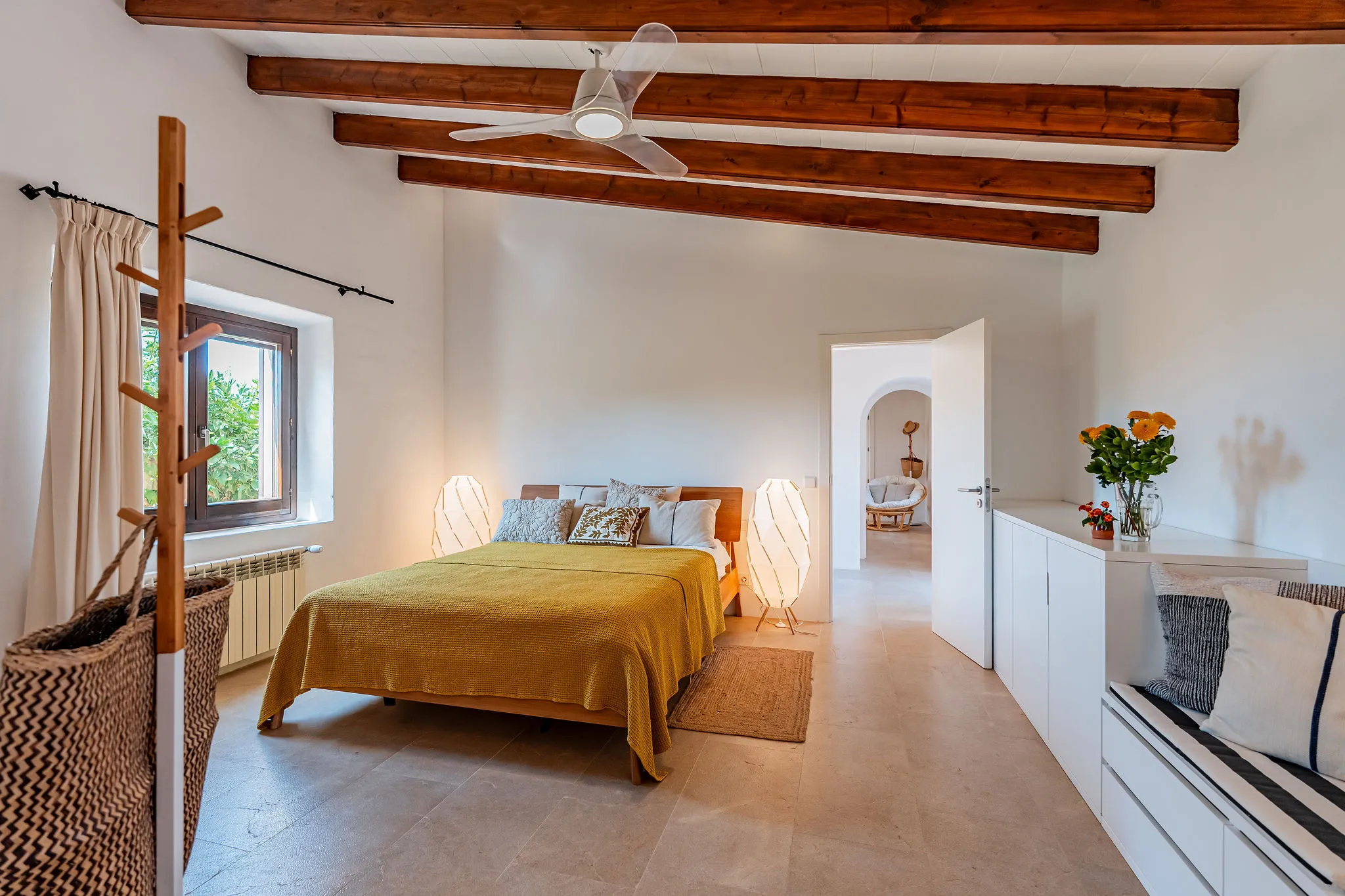 Stijlvolle natuurstenen finca met uitzicht op zee-12