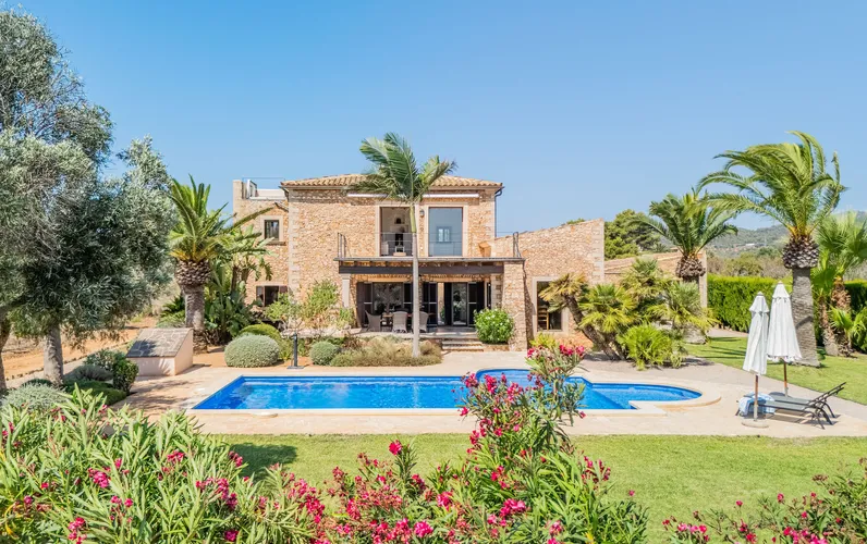 Elegante Natursteinfinca in Hafennähe und umgeben von Natur