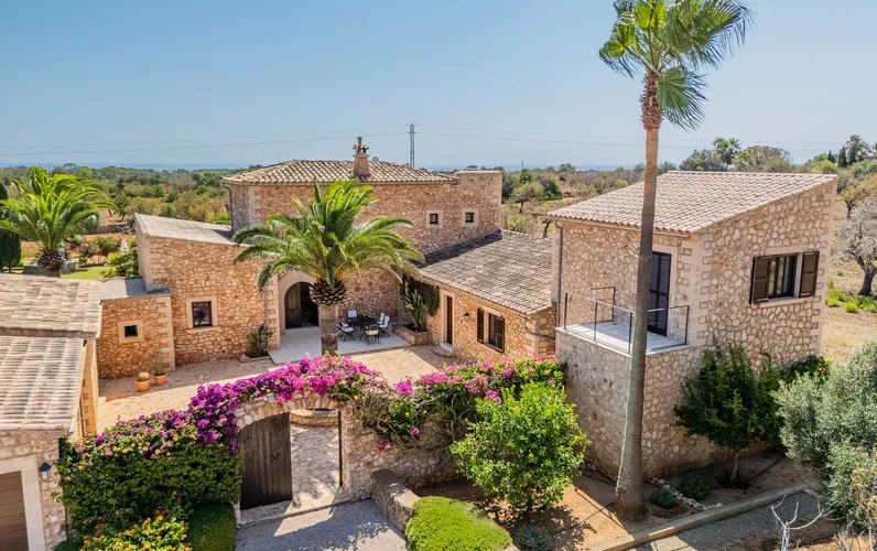 Stylowa finca z naturalnego kamienia z widokiem na morze