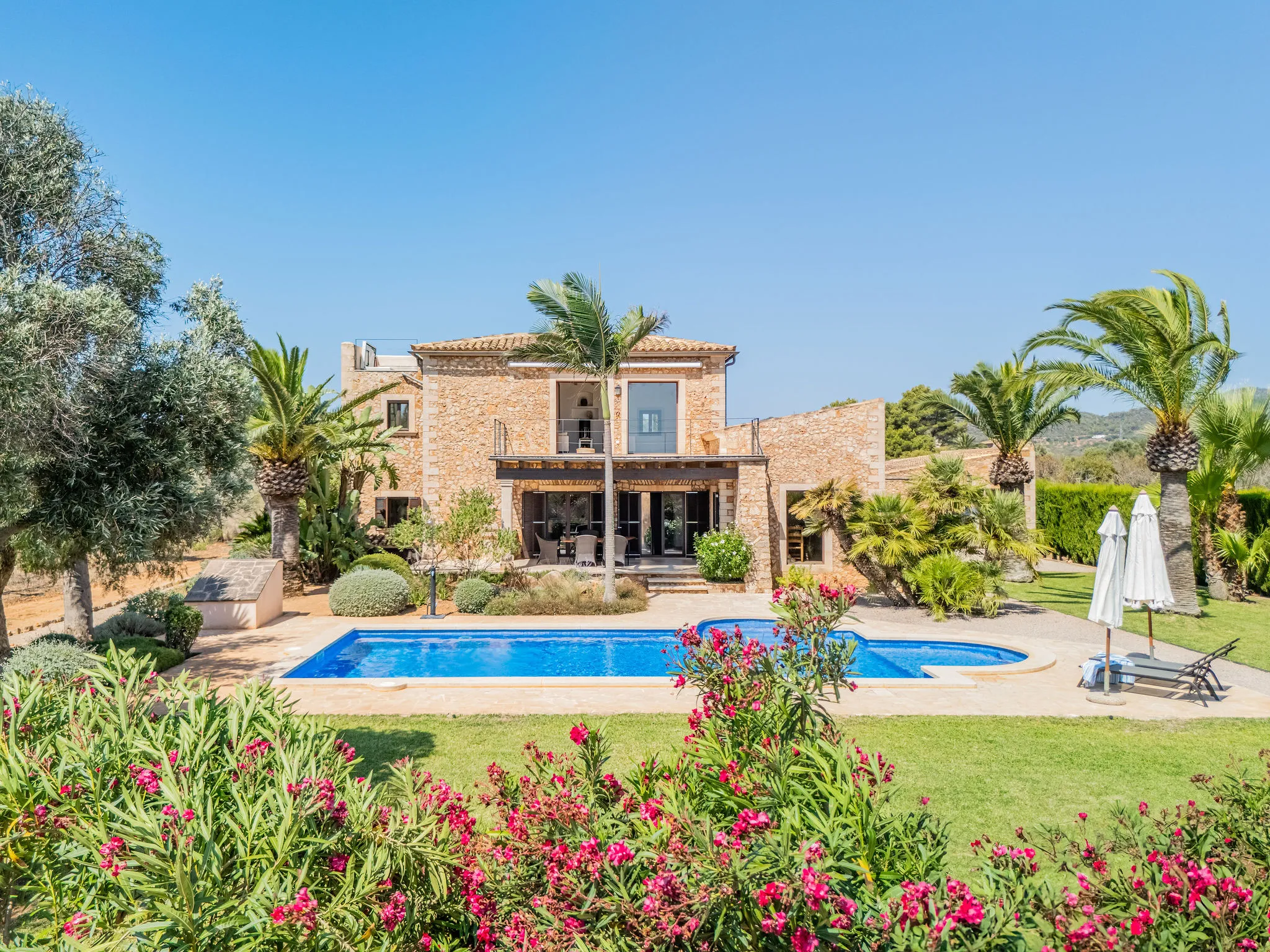 Elegante Natursteinfinca in Hafennähe und umgeben von Natur-1