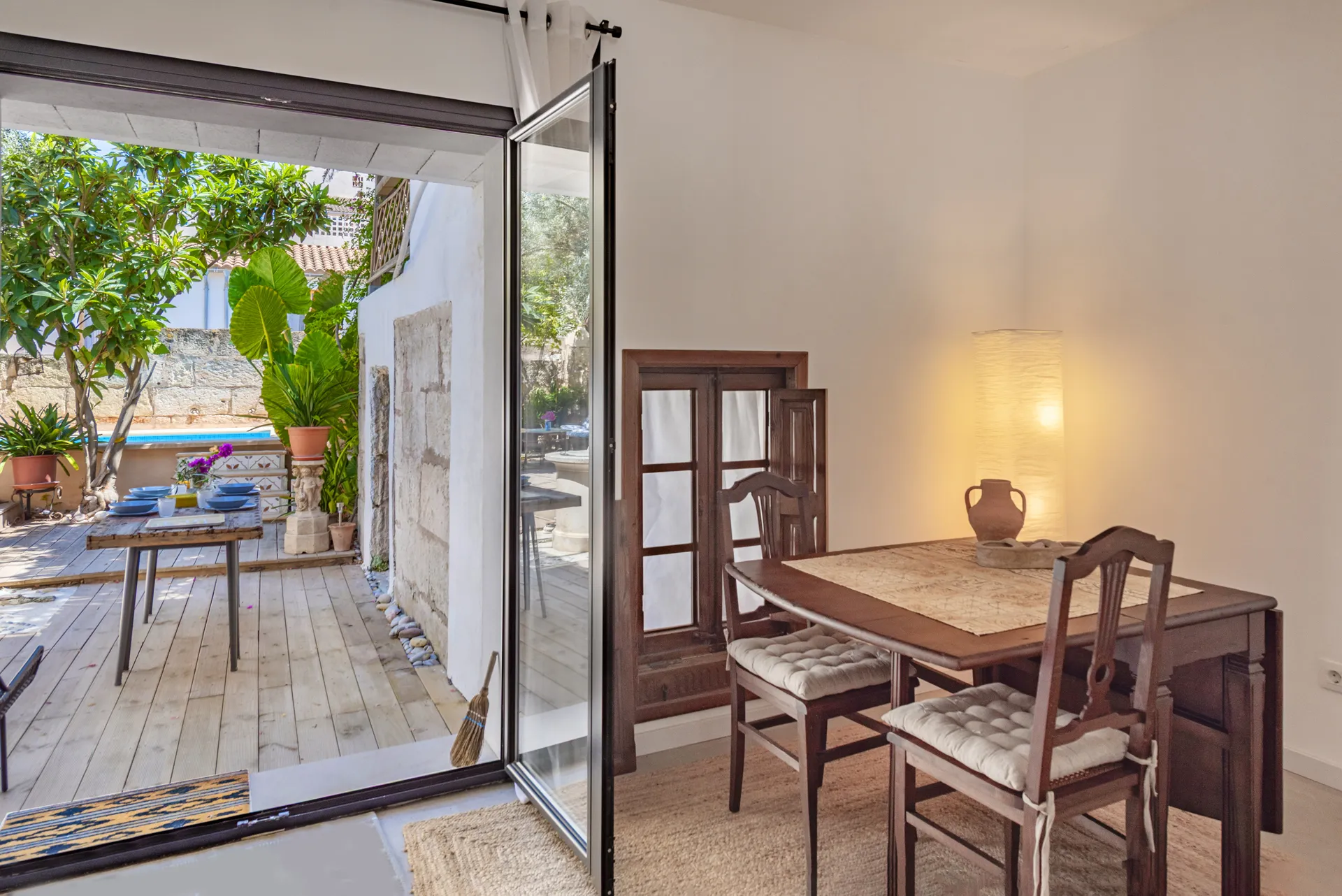 Smukt renoveret hus med tre soveværelser, pool, garage og dobbelt adgang-4