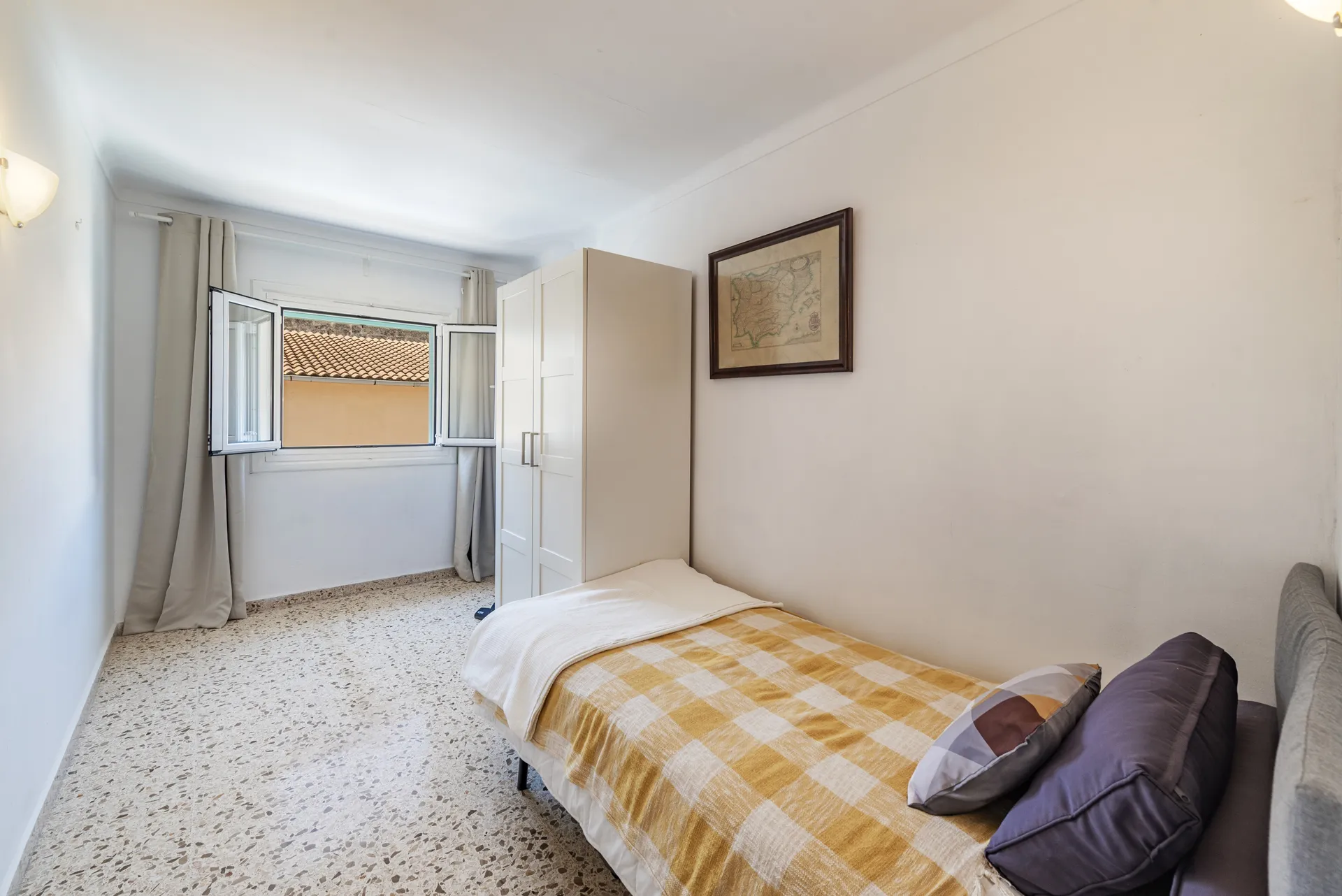 Smukt renoveret hus med tre soveværelser, pool, garage og dobbelt adgang-11