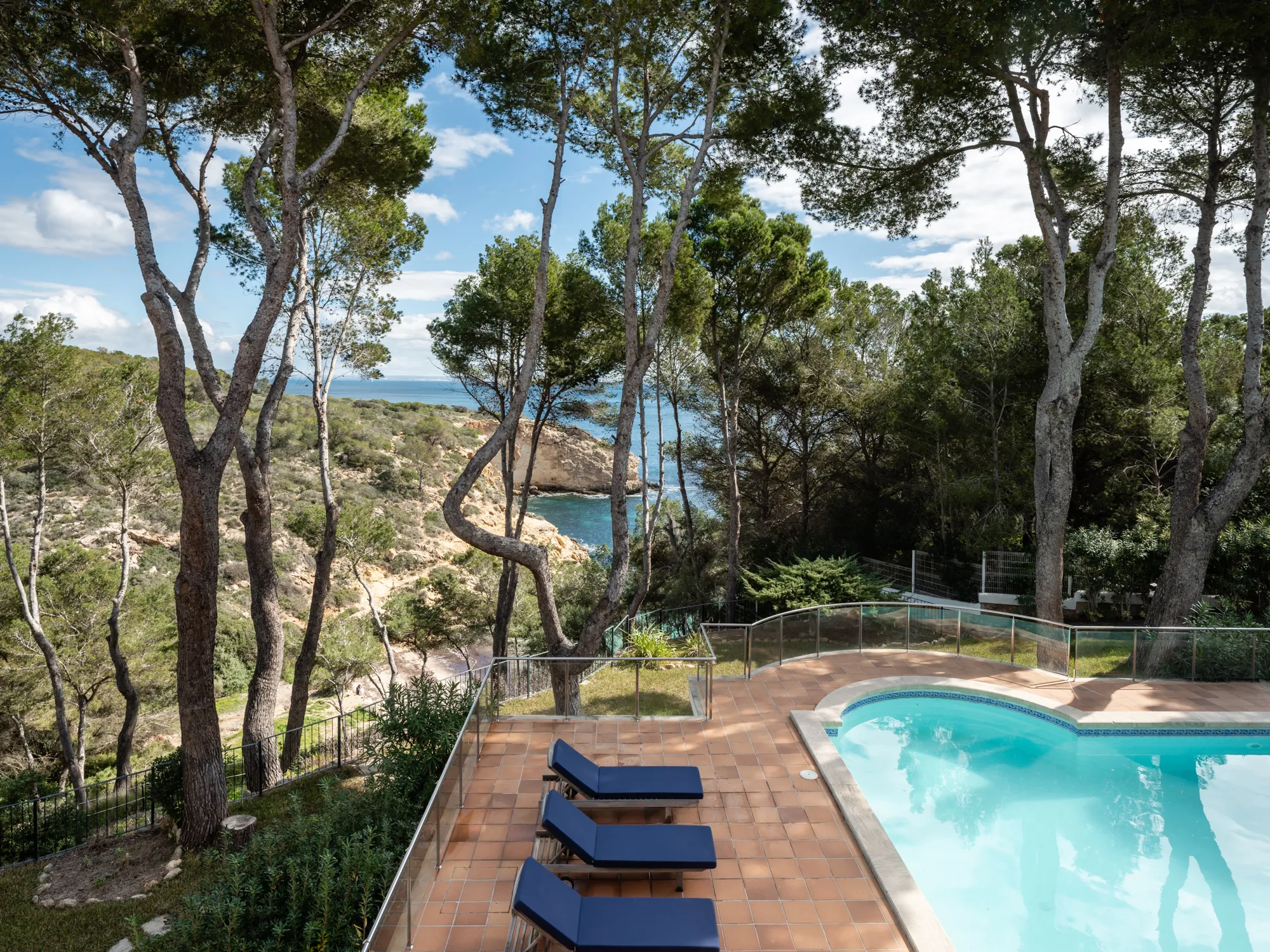 Propiedad en primera linea con acesso al mar-1