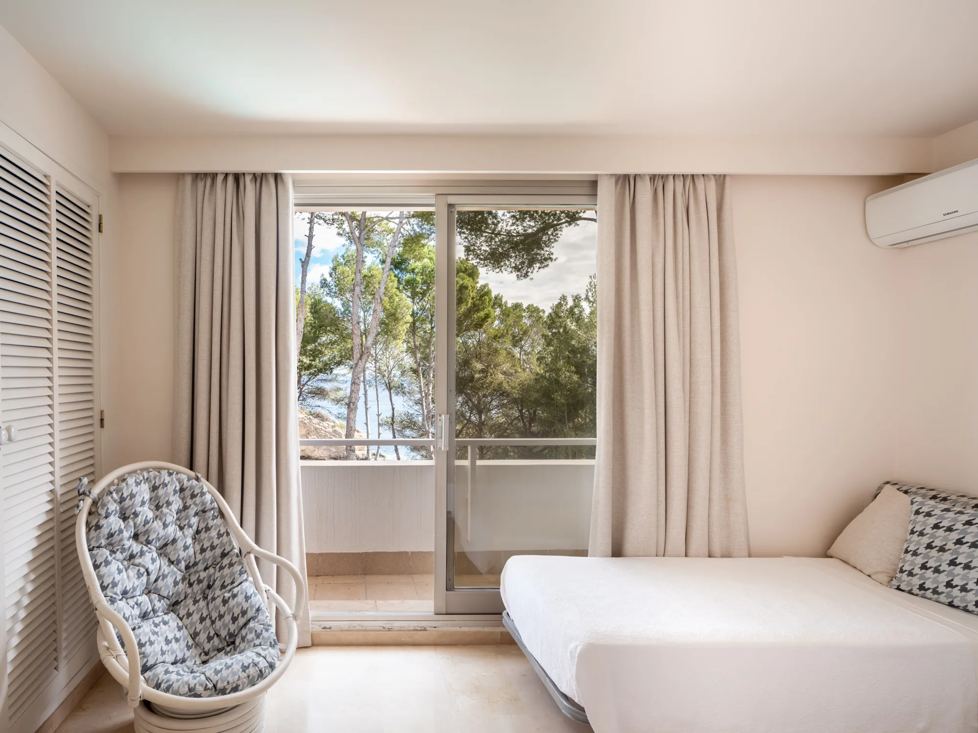 Вилла на первой линии моря с выходом к морю-12