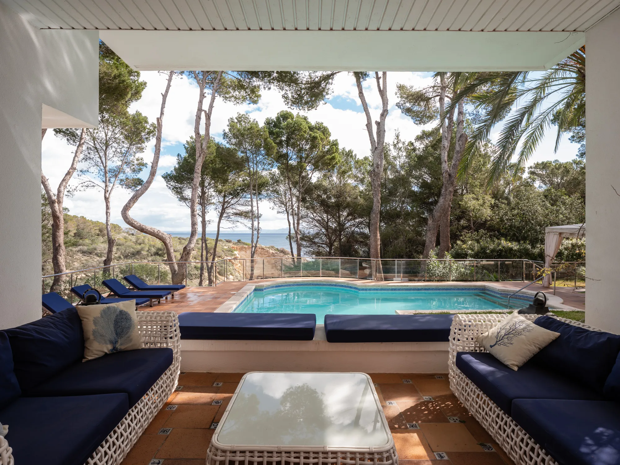 Вилла на первой линии моря с выходом к морю-15