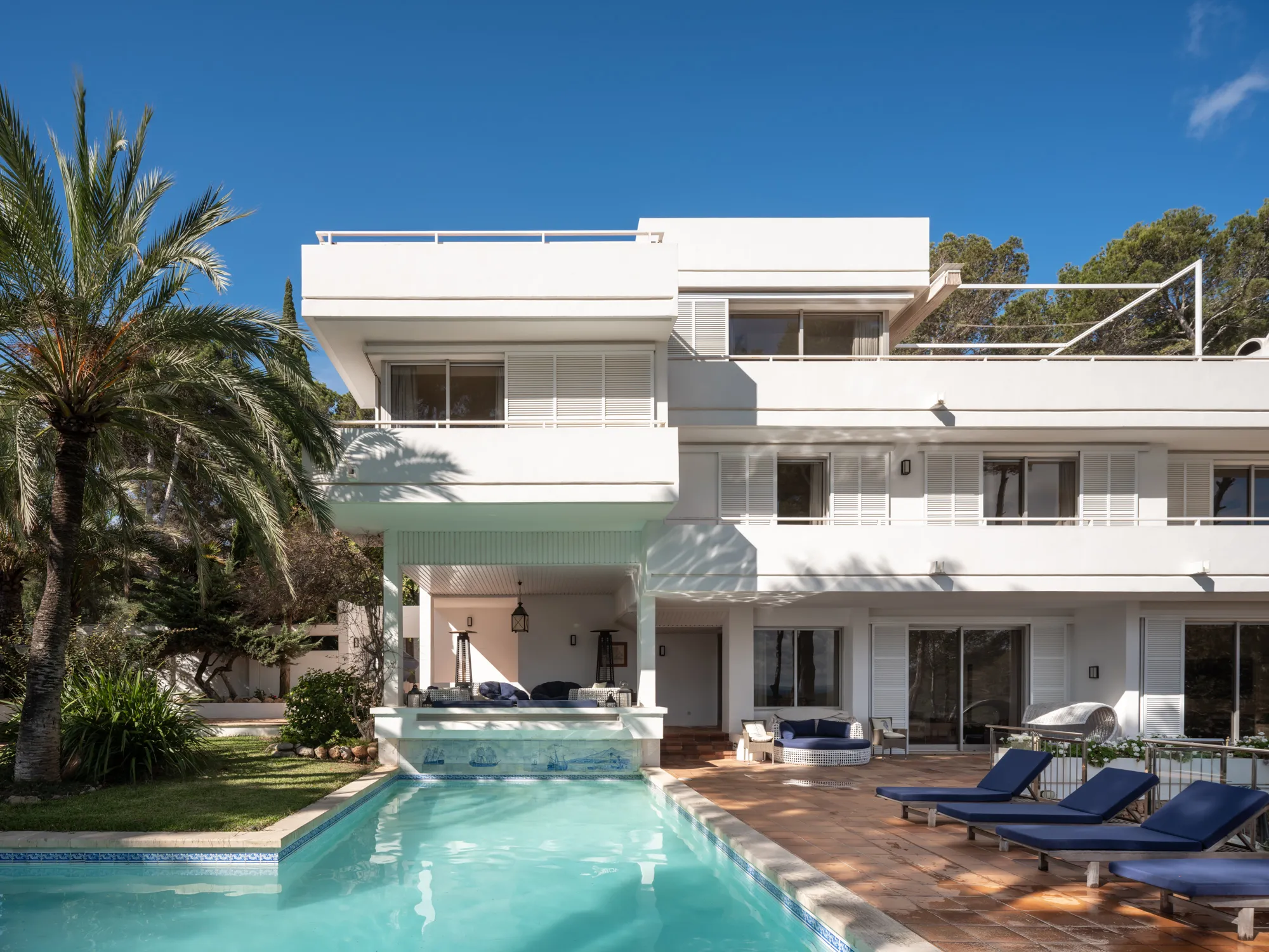 Villa i første række til havet med adgang til havet-16