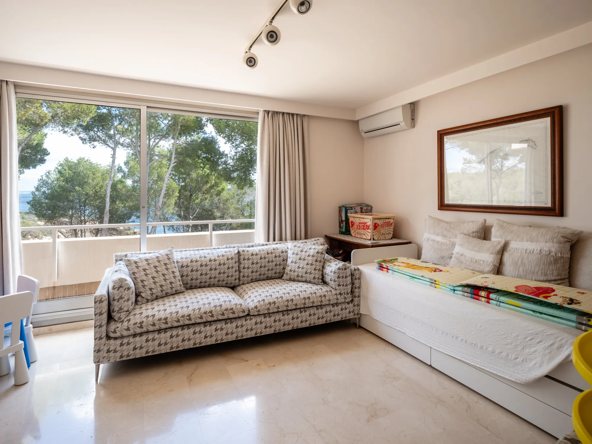 Вилла на первой линии моря с выходом к морю-14