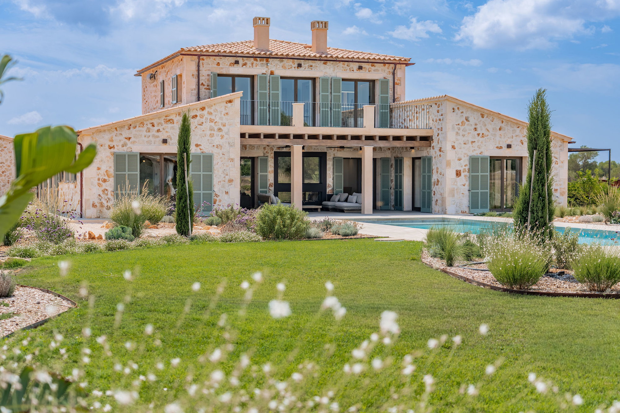 Une finca méditerranéenne neuve, pleine de caractère, conçue dans l'optique de créer son propre domaine viticole