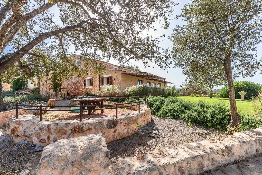 Elegant landsted med utrolig charme-18