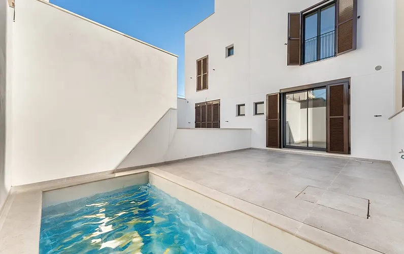 Casa moderna con piscina cerca de la playa