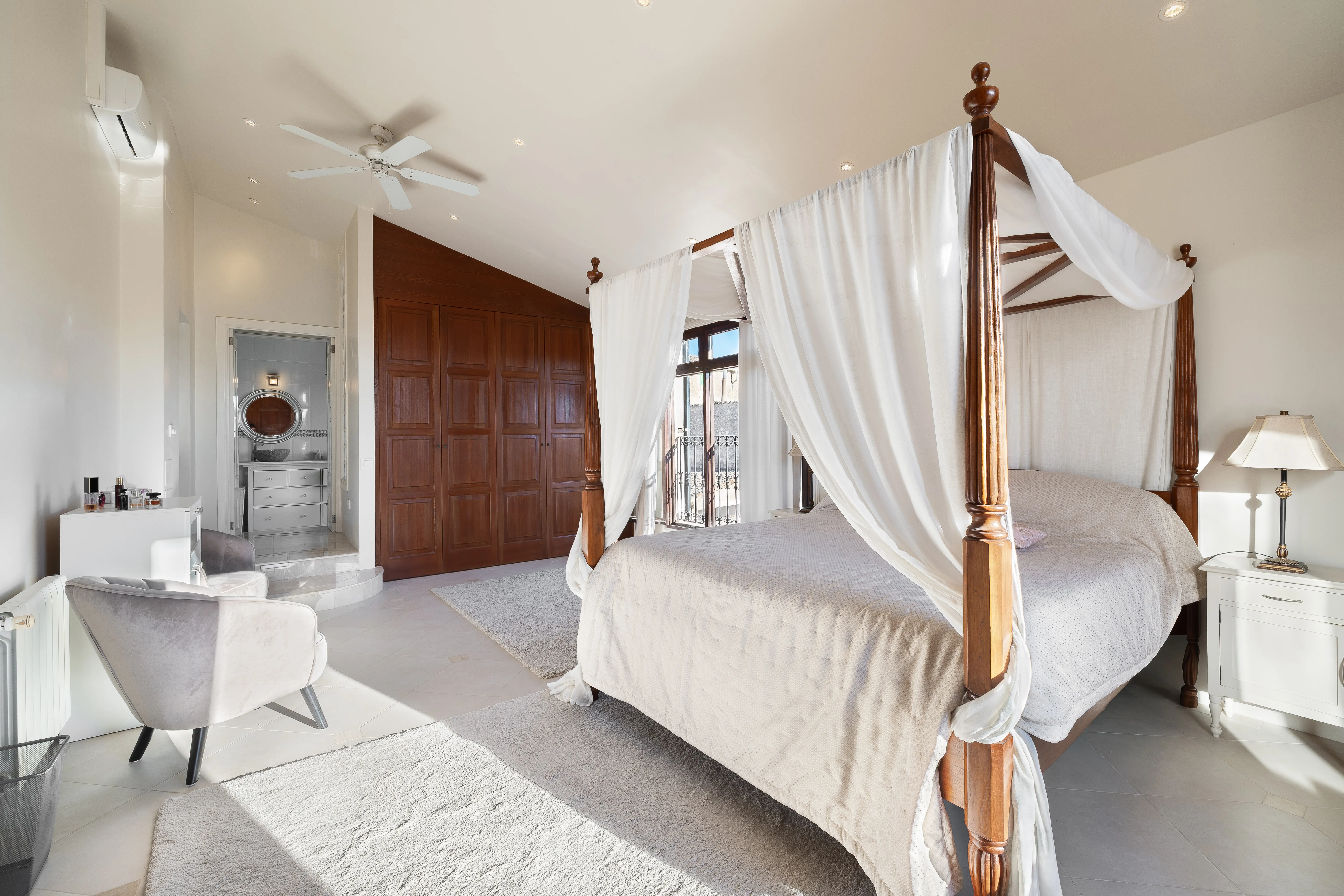 Exceptional, spacious townhouse with a pool in Sant Joan-9