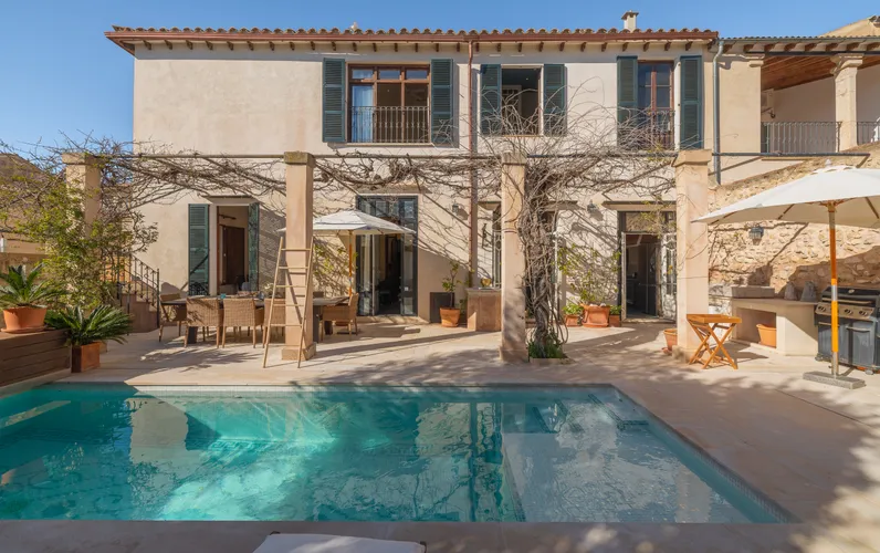 Exceptional, spacious townhouse with a pool in Sant Joan