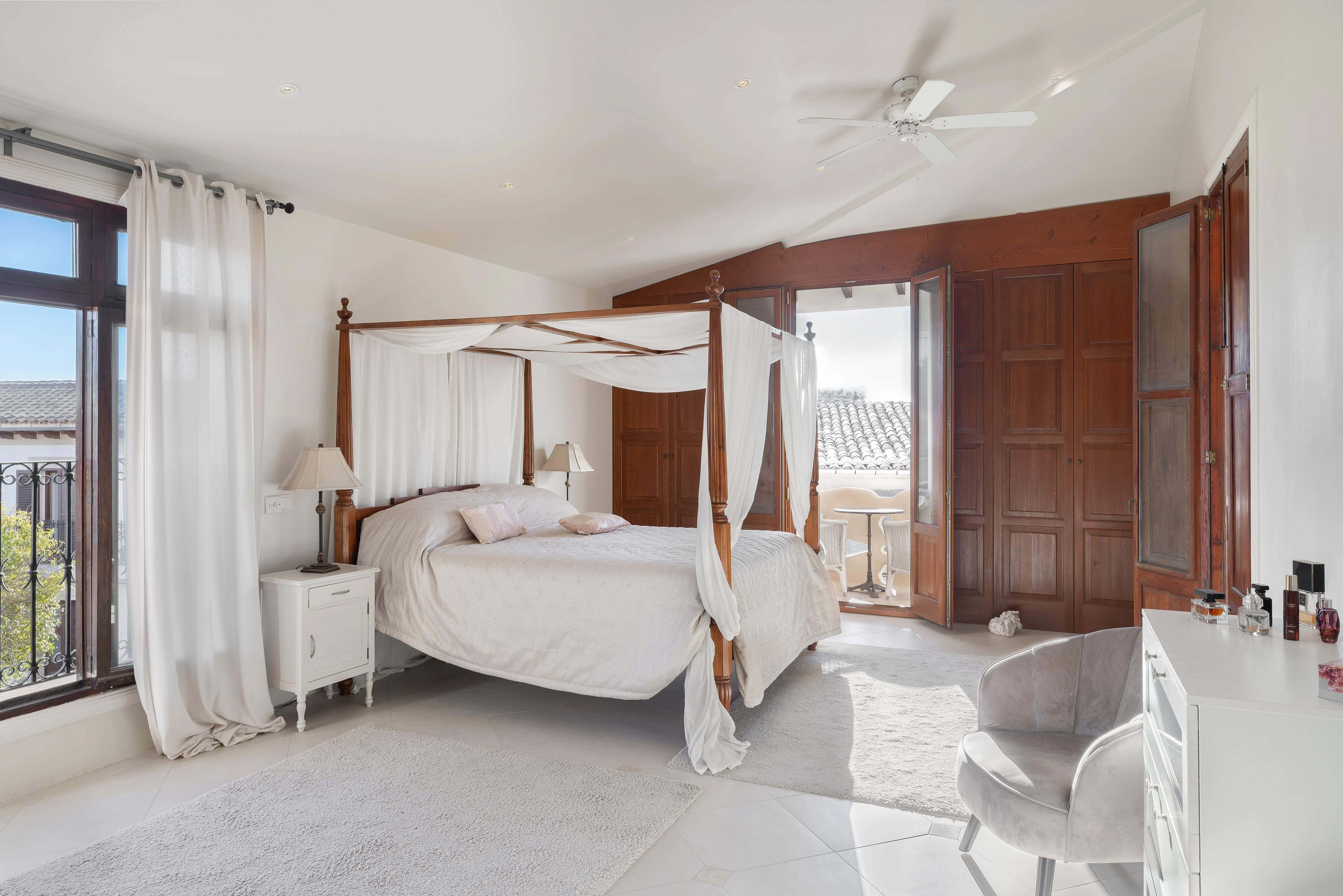 Exceptional, spacious townhouse with a pool in Sant Joan-11