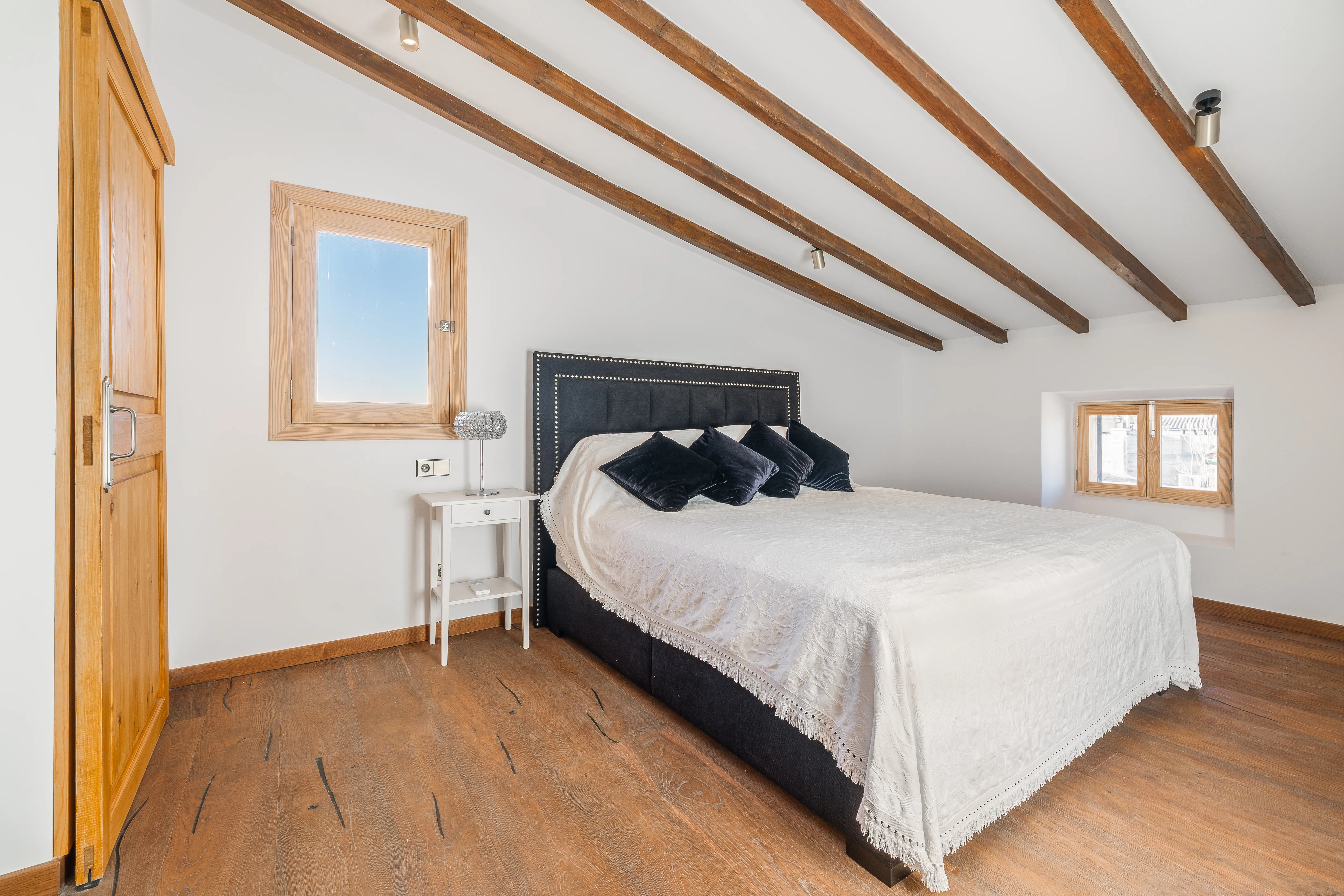 Exceptional, spacious townhouse with a pool in Sant Joan-19