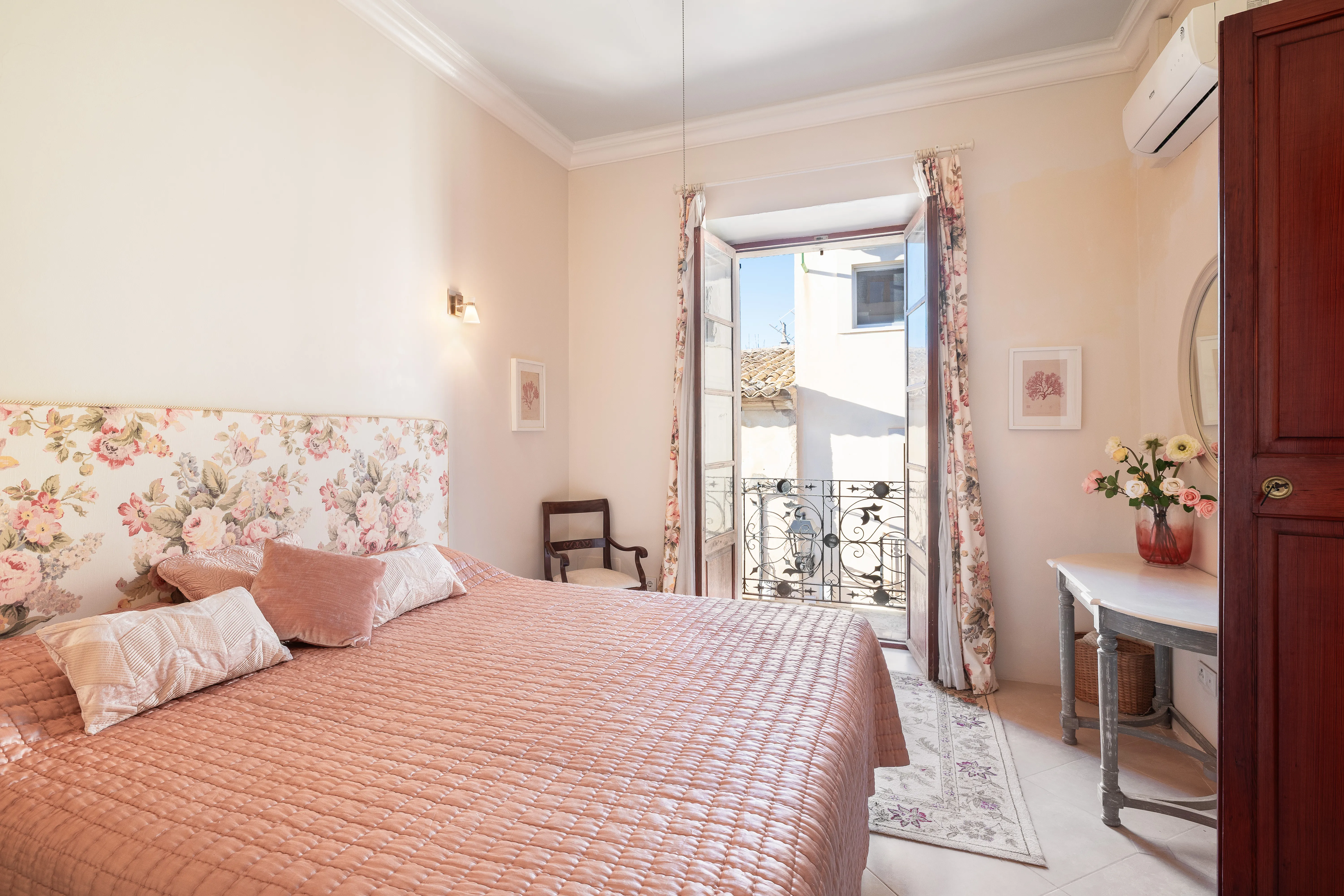 Exceptional, spacious townhouse with a pool in Sant Joan-12