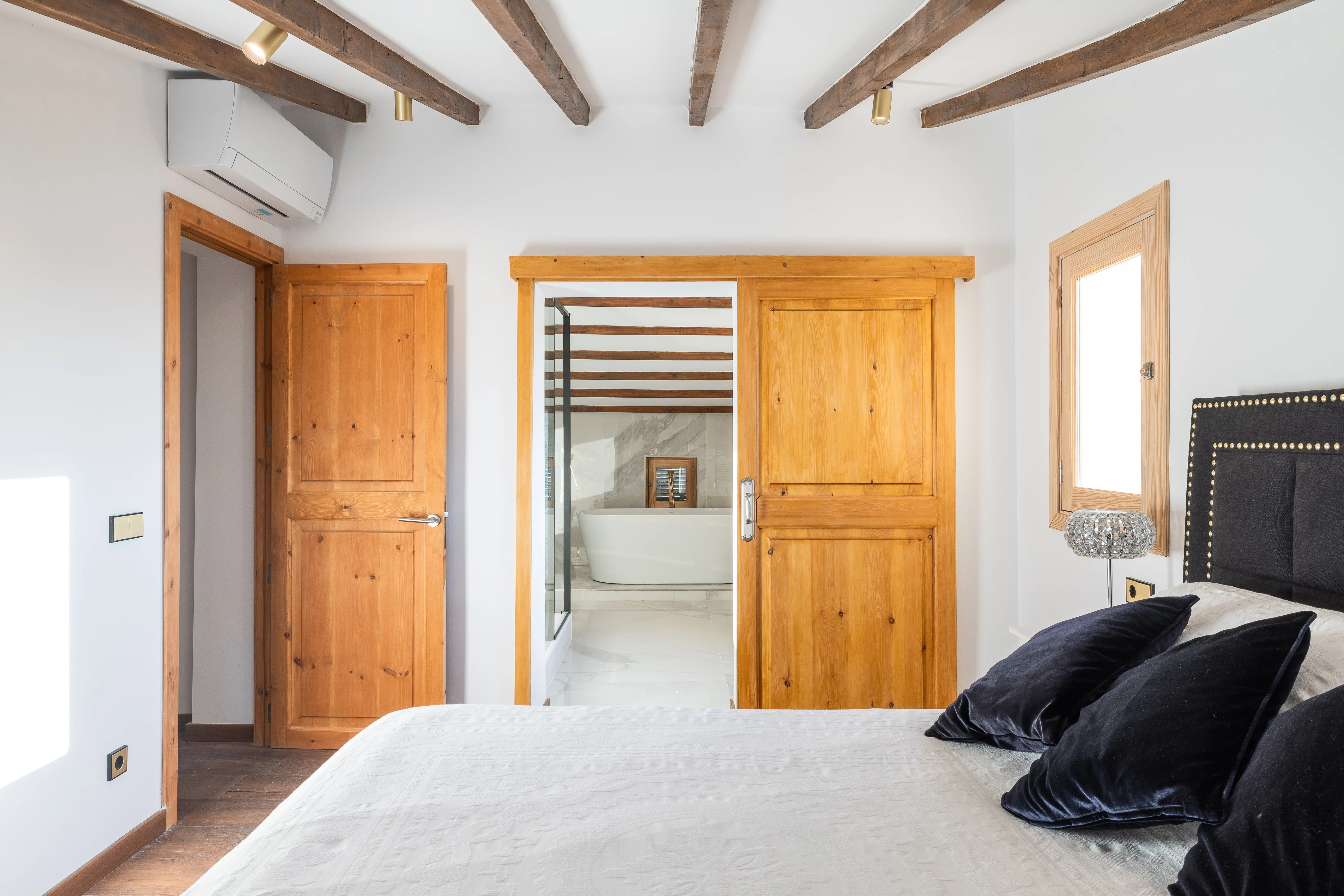 Exceptional, spacious townhouse with a pool in Sant Joan-18