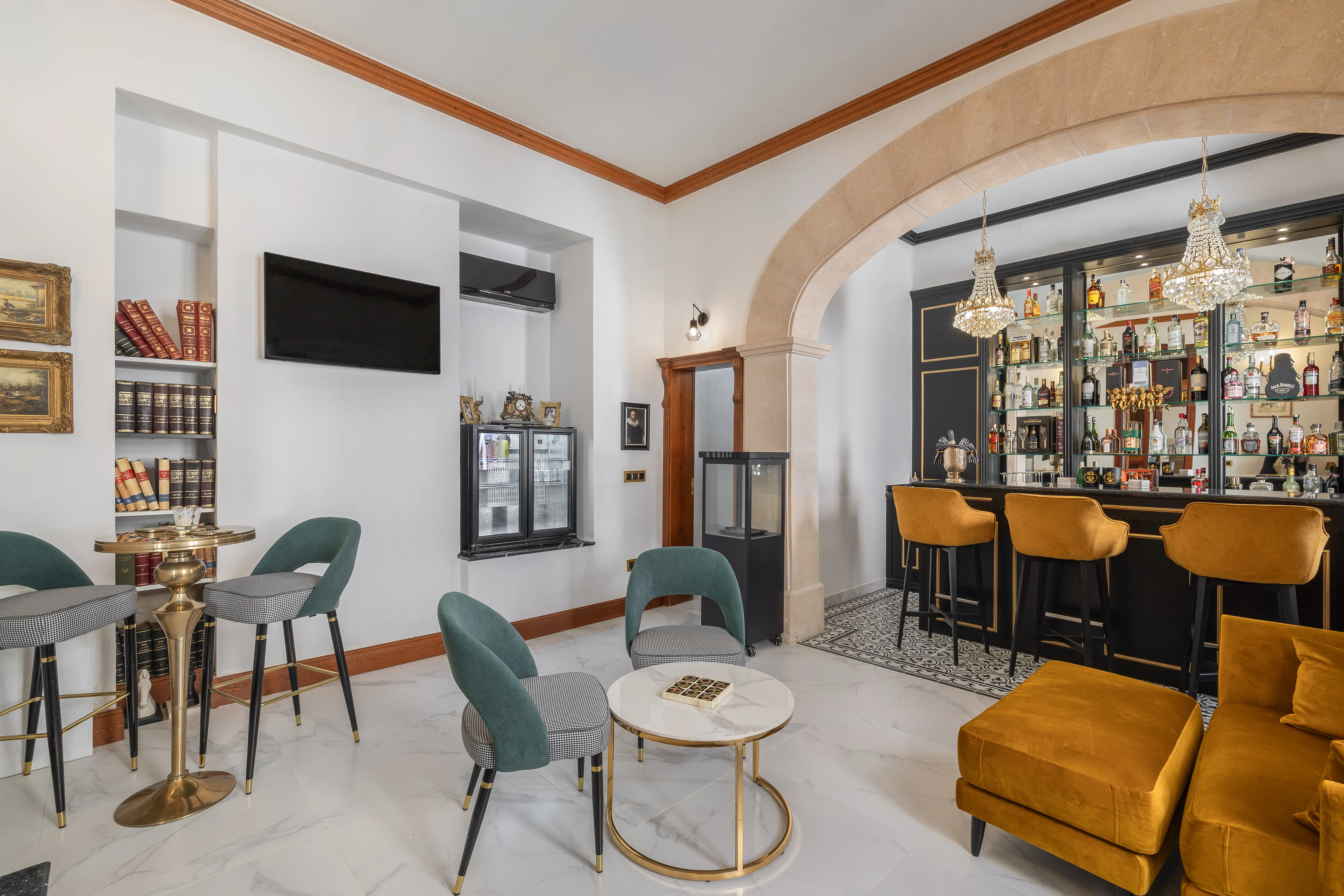 Exceptional, spacious townhouse with a pool in Sant Joan-4