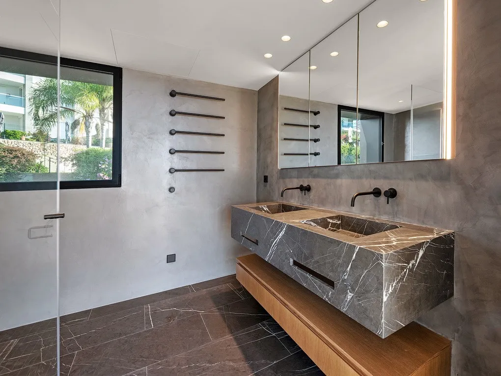 Designerski penthouse z zapierającym dech w piersiach widokiem na morze i prywatnym basenem-14