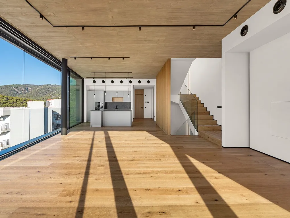 Designerski penthouse z zapierającym dech w piersiach widokiem na morze i prywatnym basenem-6