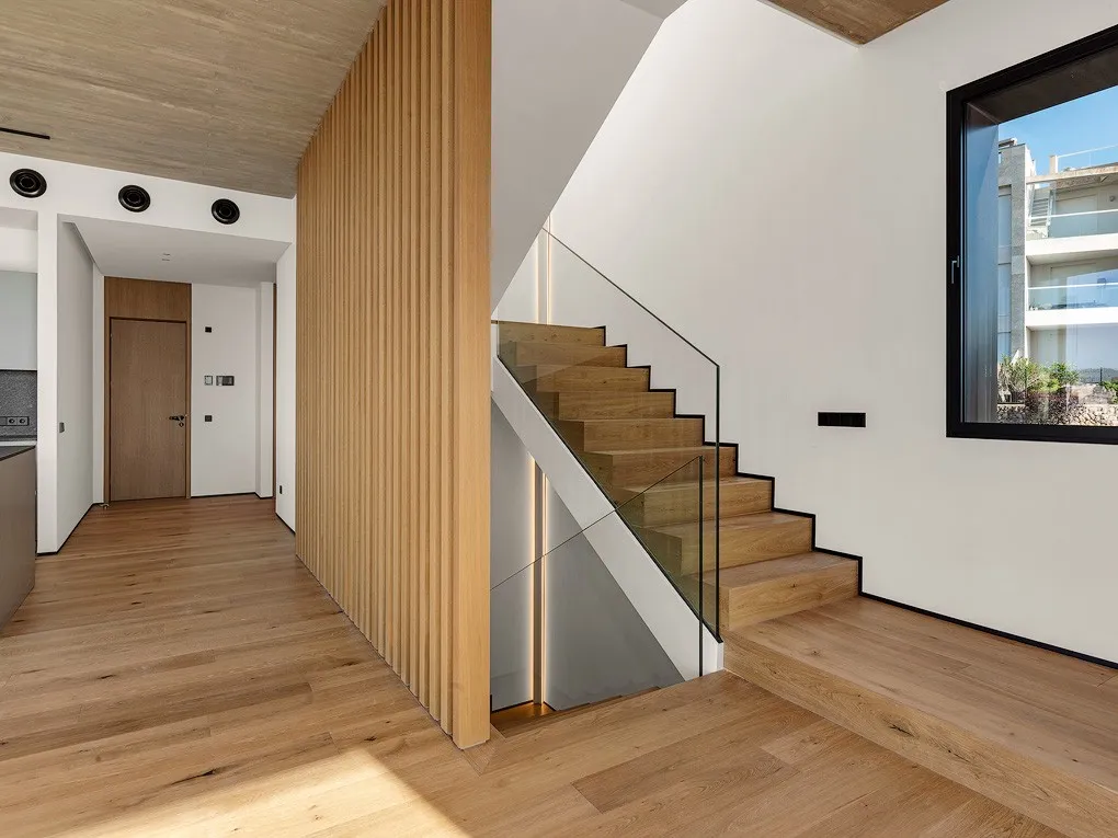 Designerski penthouse z zapierającym dech w piersiach widokiem na morze i prywatnym basenem-10