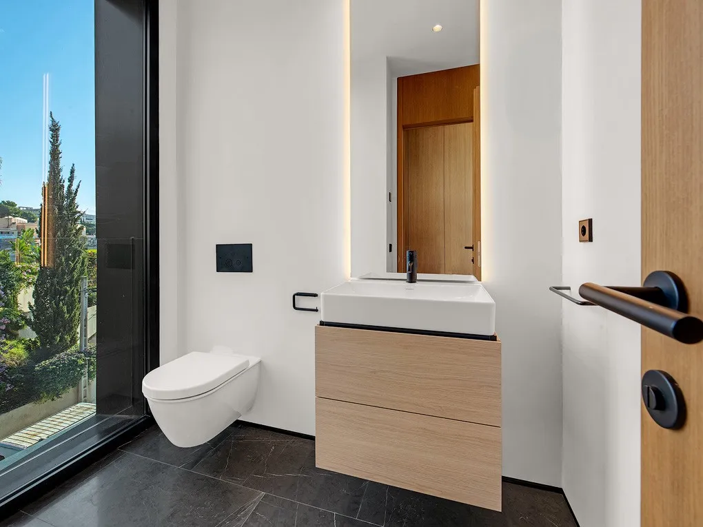 Designerski penthouse z zapierającym dech w piersiach widokiem na morze i prywatnym basenem-11