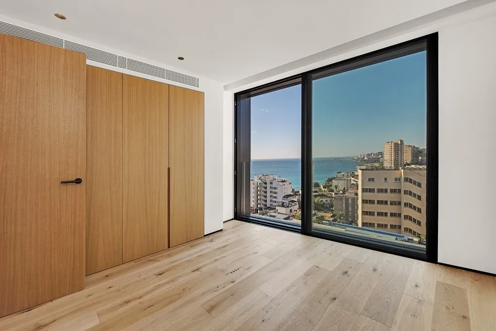 Designerski penthouse z zapierającym dech w piersiach widokiem na morze i prywatnym basenem-17