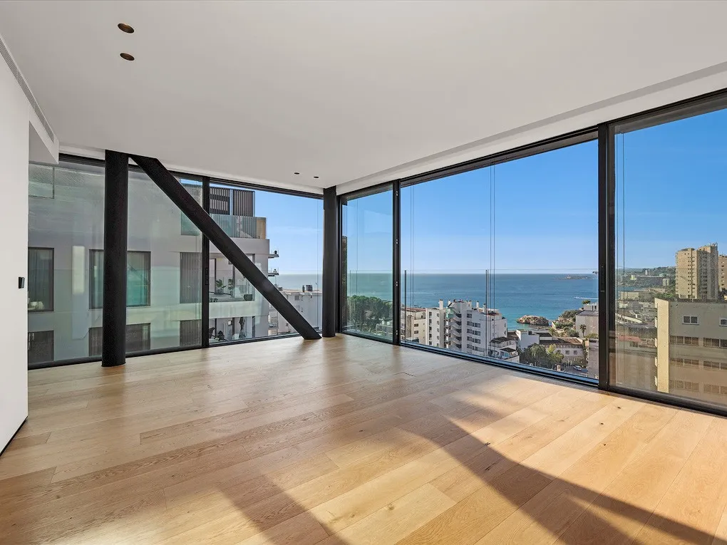 Designerski penthouse z zapierającym dech w piersiach widokiem na morze i prywatnym basenem-4