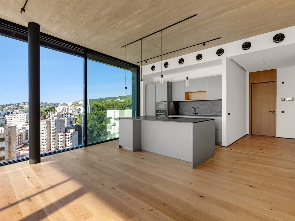 Designerski penthouse z zapierającym dech w piersiach widokiem na morze i prywatnym basenem-9