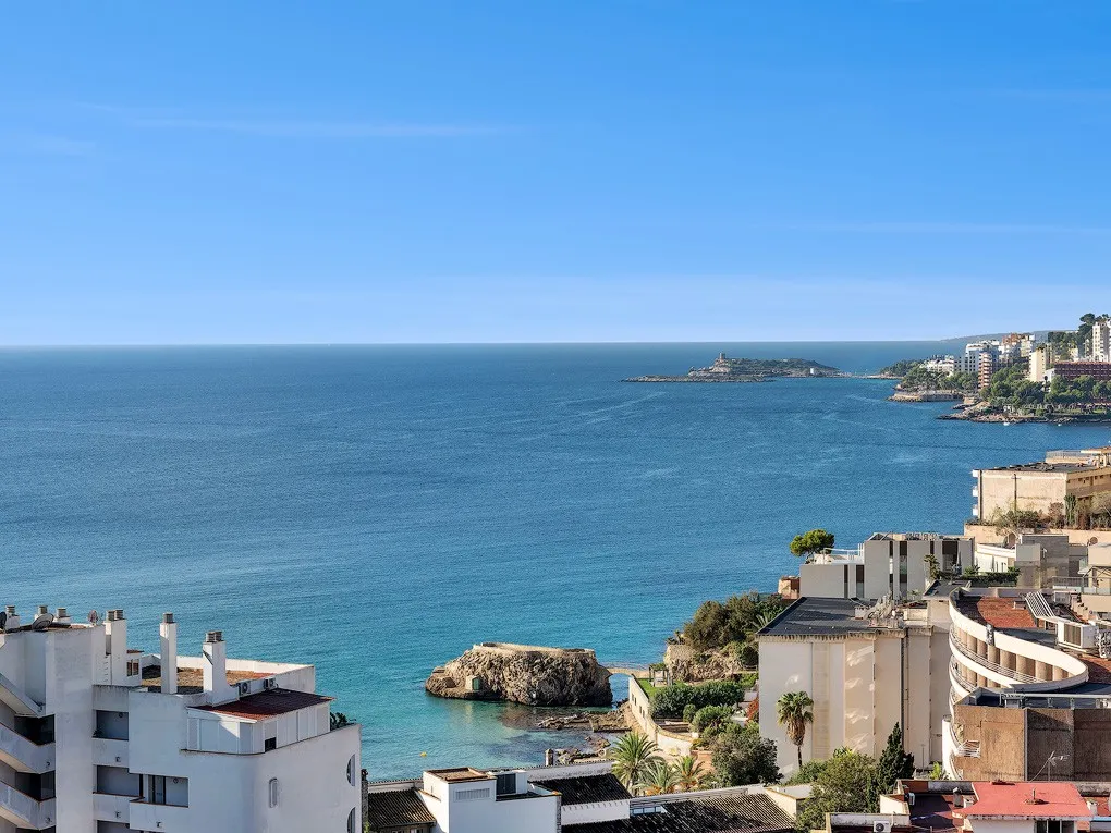 Designerski penthouse z zapierającym dech w piersiach widokiem na morze i prywatnym basenem-18