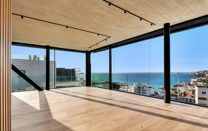 Designerski penthouse z zapierającym dech w piersiach widokiem na morze i prywatnym basenem