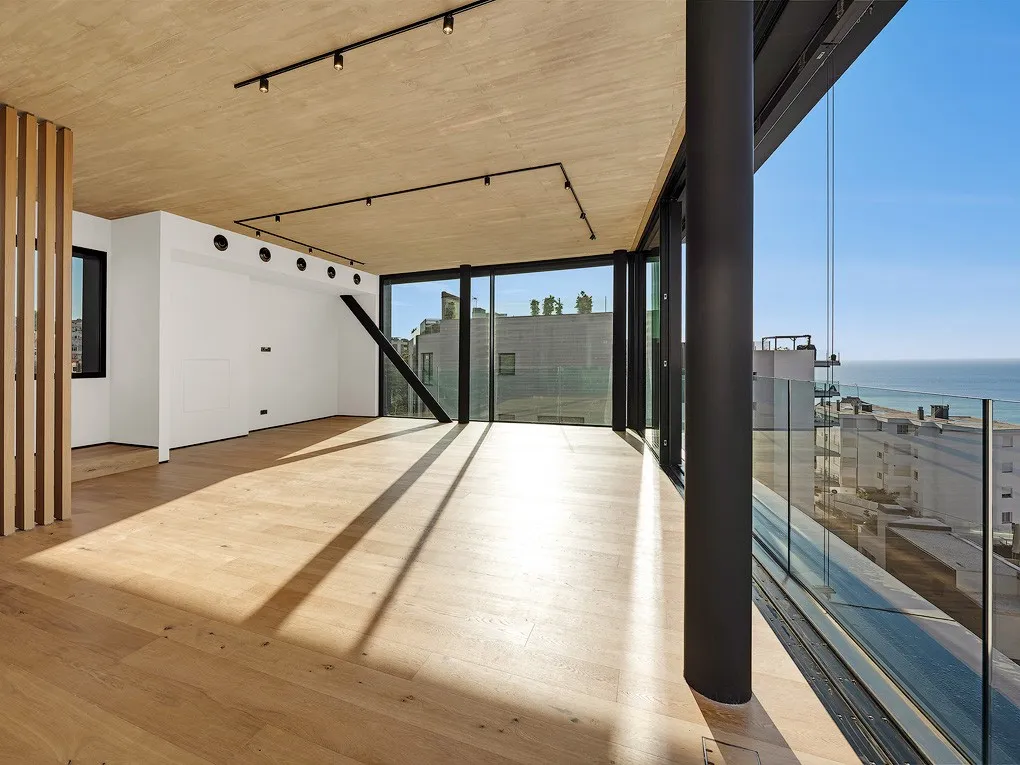 Designerski penthouse z zapierającym dech w piersiach widokiem na morze i prywatnym basenem-8