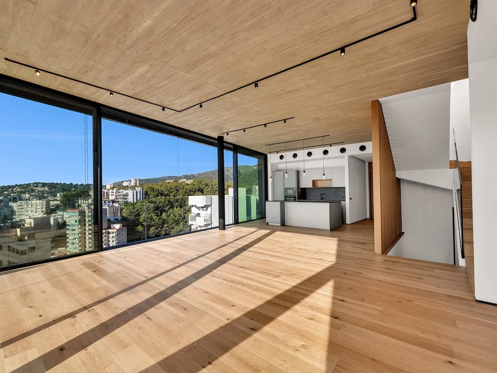 Designerski penthouse z zapierającym dech w piersiach widokiem na morze i prywatnym basenem-5