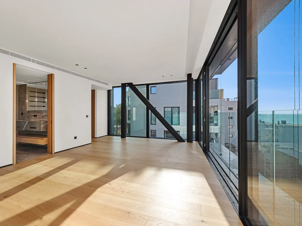 Designerski penthouse z zapierającym dech w piersiach widokiem na morze i prywatnym basenem-12