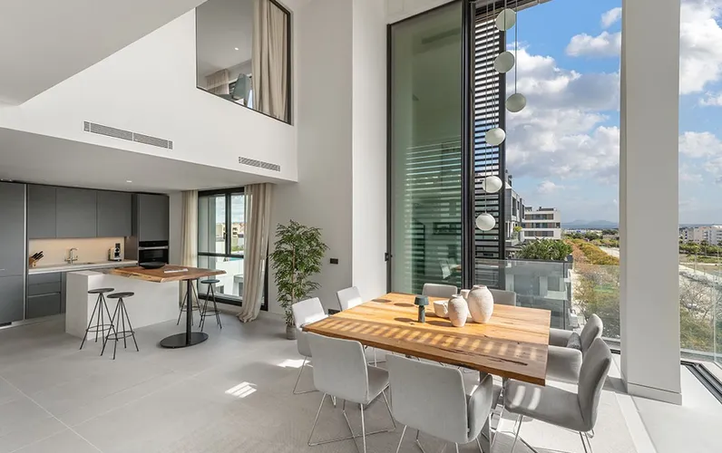 Nowo wybudowany penthouse z tarasem na dachu, miejscami parkingowymi i wspólnym basenem