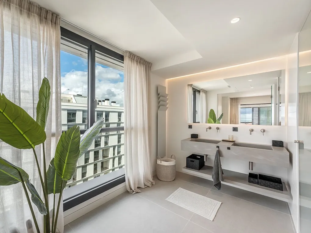 Nowo wybudowany penthouse z tarasem na dachu, miejscami parkingowymi i wspólnym basenem-9