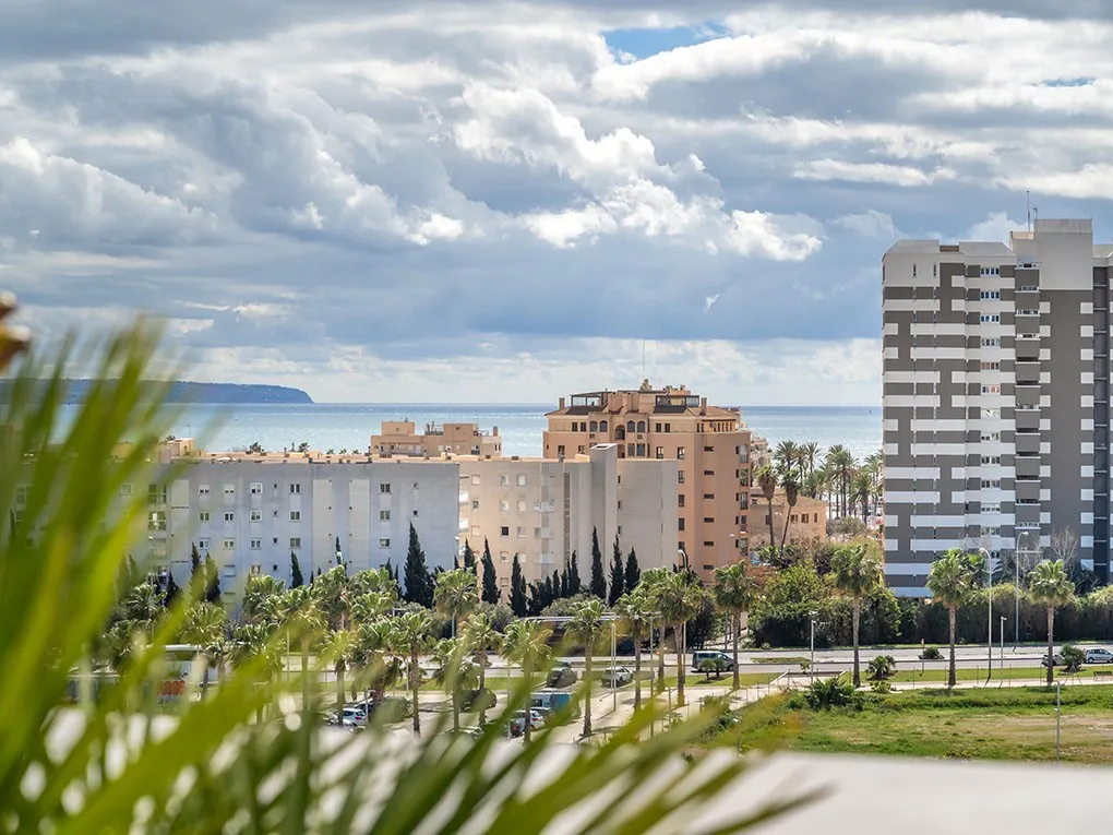 Nowo wybudowany penthouse z tarasem na dachu, miejscami parkingowymi i wspólnym basenem-17