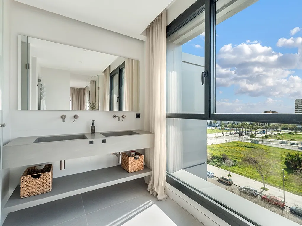 Nowo wybudowany penthouse z tarasem na dachu, miejscami parkingowymi i wspólnym basenem-12