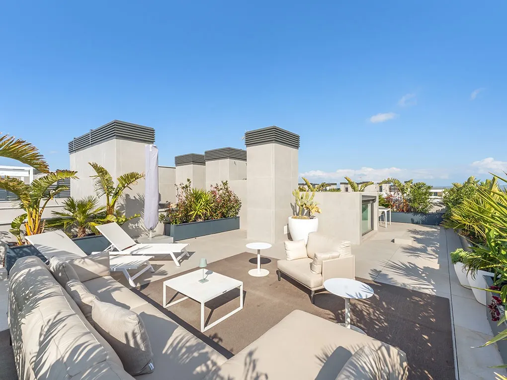 Nowo wybudowany penthouse z tarasem na dachu, miejscami parkingowymi i wspólnym basenem-15