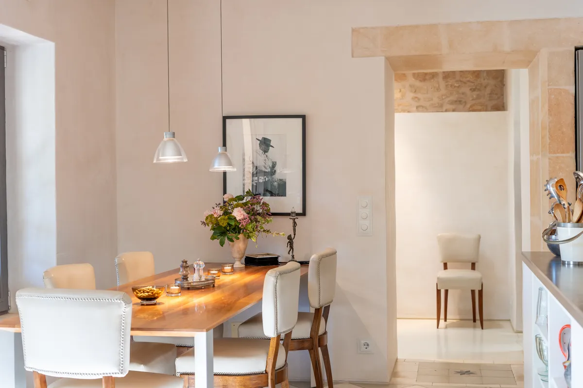 Modern wonen met historische molentoren en uitzicht op zee-6